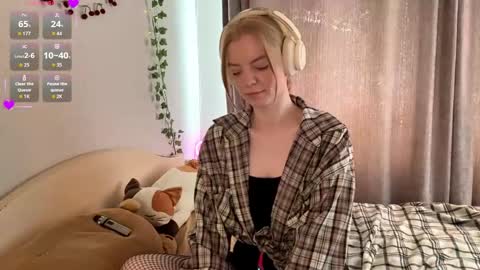 Snapshot of cristinekondo chatting on 04.24.26 Marry online show from 04.24.26