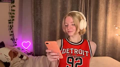 Snapshot of cristinekondo chatting on 05.14.26 Marry online show from 05.14.26