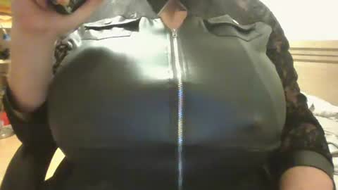 Snapshot of crossdresser240299 chatting on 02.17.26 crossdresser240299 online show from 02.17.26