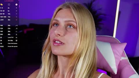 Snapshot of crystal_blond chatting on 04.20.26 Crystal online show from 04.20.26