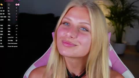 Snapshot of crystal_blond chatting on 05.27.26 Crystal online show from 05.27.26