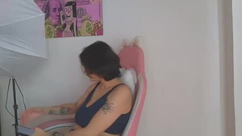 Snapshot of crystal_starx chatting on 11.10.25 Crystal Blaze online show from 11.10.25