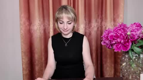 Snapshot of crystalfever_ chatting on 06.04.26 Mary online show from 06.04.26