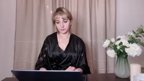 Snapshot of crystalfever_ chatting on 06.21.26 Mary online show from 06.21.26