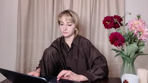 Snapshot of crystalfever_ chatting on 07.06.26 Mary online show from 07.06.26