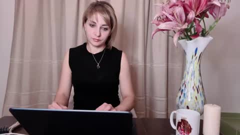 Snapshot of crystalfever_ chatting on 07.12.26 Mary online show from 07.12.26