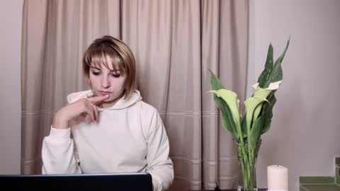 Snapshot of crystalfever_ chatting on 07.28.26 Mary online show from 07.28.26