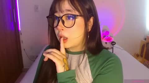 Snapshot of crystalitesq chatting on 07.22.26 Olivia online show from 07.22.26