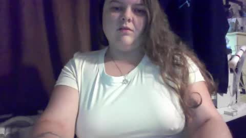 Snapshot of crystalizzzee chatting on 11.21.25 Herekittykitty69 online show from 11.21.25