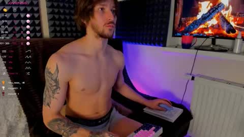 Snapshot of crystallora chatting on 12.08.24 Crys online show from 12.08.24