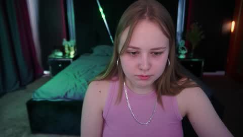 Snapshot of crystallpaws_ chatting on 09.22.25 crystallpaws_ online show from 09.22.25