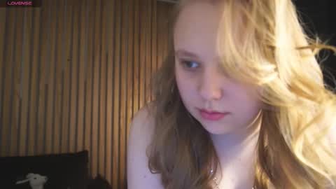 Snapshot of crystallpaws_ chatting on 12.23.25 crystallpaws_ online show from 12.23.25