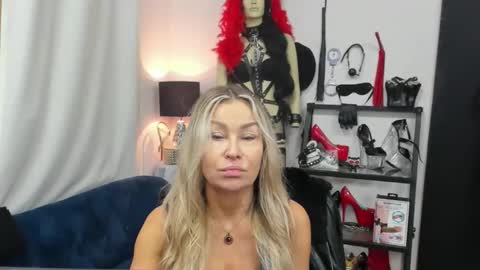 CrystalHotty online show from 10.13.25
