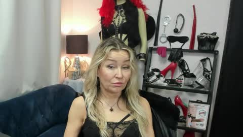 CrystalHotty online show from 04.17.26