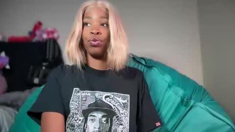 Snapshot of cum2charmxx chatting on 04.14.26 cum2charmxx online show from 04.14.26