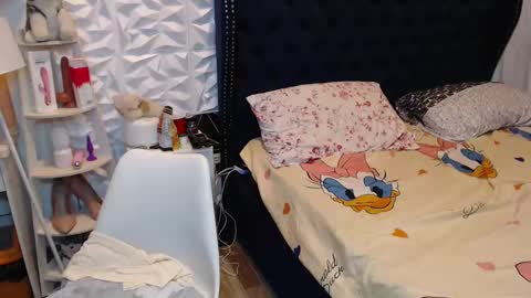 Snapshot of cumyoshichinita chatting on 12.10.24 YOSHI online show from 12.10.24