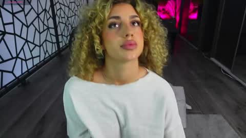 Snapshot of curlyanto chatting on 05.06.26 Antonia online show from 05.06.26