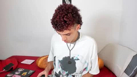 Snapshot of curlyytwink chatting on 10.09.25 Noah online show from 10.09.25