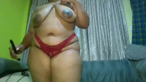 Snapshot of curvy_essie chatting on 01.31.25 Essie online show from 01.31.25