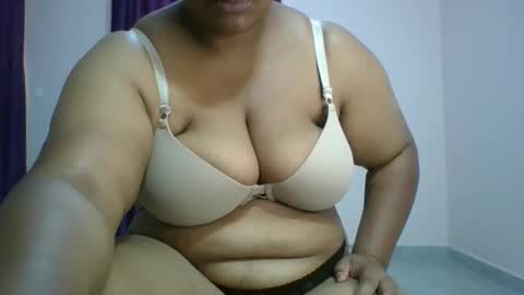 Snapshot of curvy_essie chatting on 02.25.25 Essie online show from 02.25.25