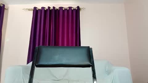 Snapshot of curvy_essie chatting on 09.10.25 Essie online show from 09.10.25