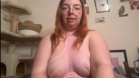 Snapshot of curvycate127 chatting on 04.11.26 Cate online show from 04.11.26
