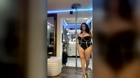 Snapshot of curvyfunlover chatting on 06.10.26 curvyfunlover online show from 06.10.26