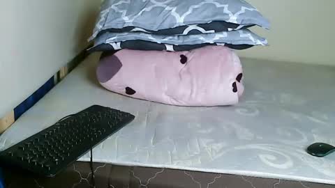 Snapshot of cute_beb2 chatting on 01.09.25 V EE online show from 01.09.25