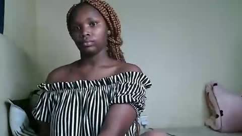 Snapshot of cute_beb2 chatting on 01.30.25 V EE online show from 01.30.25