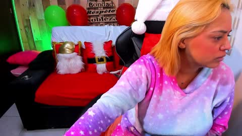 Snapshot of cute_elii chatting on 12.25.24    Independent Model online show from 12.25.24