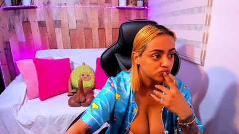 Snapshot of cute_elii chatting on 01.11.25    Independent Model online show from 01.11.25