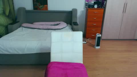 cute_jes online show from 10.30.25