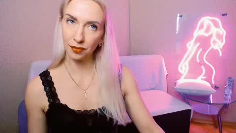 cute_smile_shy online show from 11.18.25