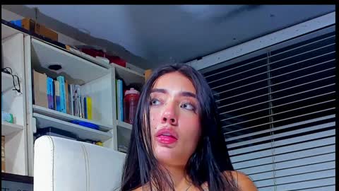 Snapshot of cuteanddesesperate chatting on 01.08.25 WANNA SEE MORE OF TWINS online show from 01.08.25