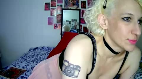 Snapshot of cutefemme chatting on 06.18.26 Bella online show from 06.18.26