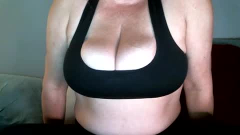 Snapshot of cutenlittle28 chatting on 01.18.25 CuteNlil online show from 01.18.25