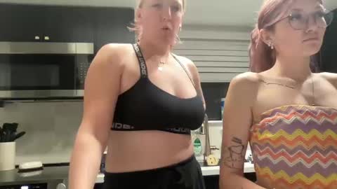 Snapshot of cutey_kiwi chatting on 10.18.25 Cutey kiwi online show from 10.18.25