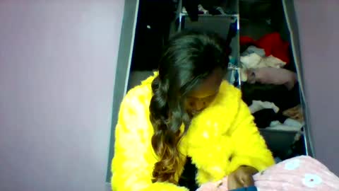 Snapshot of cutezola chatting on 10.22.25 cutezola online show from 10.22.25