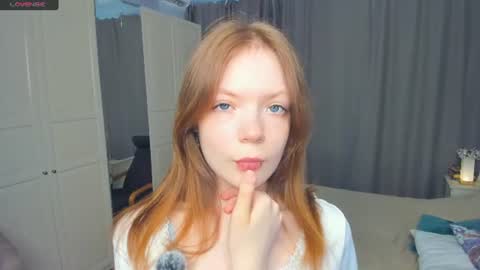Snapshot of cuty_petite chatting on 06.11.26 Anne online show from 06.11.26