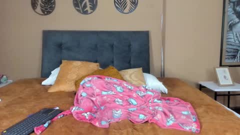 Snapshot of cyan_black chatting on 01.02.25 Cyan online show from 01.02.25