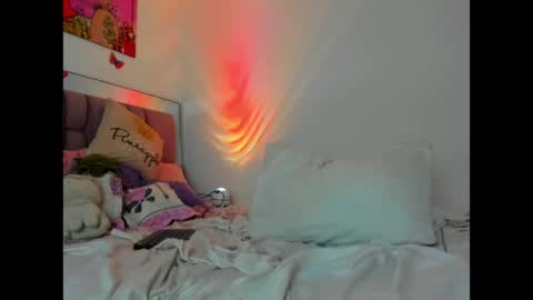 Snapshot of cynthiaa33 chatting on 04.21.26 cynthiaa33 online show from 04.21.26