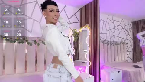 Snapshot of cyrus_tay chatting on 06.19.26 cyrus_tay online show from 06.19.26