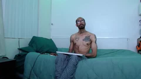 Snapshot of cyrusveal3 chatting on 05.11.26 SkinnyTattedGuy online show from 05.11.26