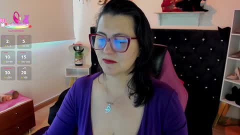 Snapshot of d_martii chatting on 09.28.25 Mia online show from 09.28.25