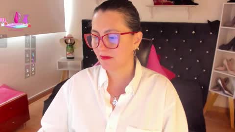 Snapshot of d_martii chatting on 09.29.25 Mia online show from 09.29.25
