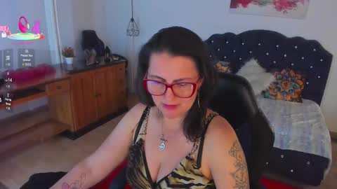 Snapshot of d_martii chatting on 10.14.25 Mia online show from 10.14.25