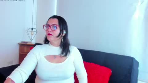 Snapshot of d_martii chatting on 10.18.25 Mia online show from 10.18.25