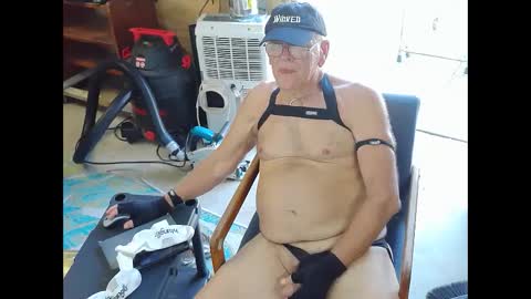 Snapshot of daddyass4u2breed chatting on 09.16.25 daddyass4u2breed online show from 09.16.25