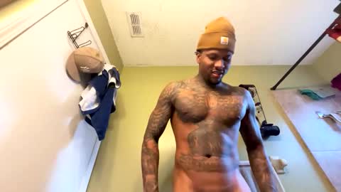 Snapshot of daddyjanimal chatting on 10.26.25 sexy tatted king bbc online show from 10.26.25