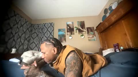Snapshot of daddyjanimal chatting on 04.25.26 sexy tatted king bbc online show from 04.25.26